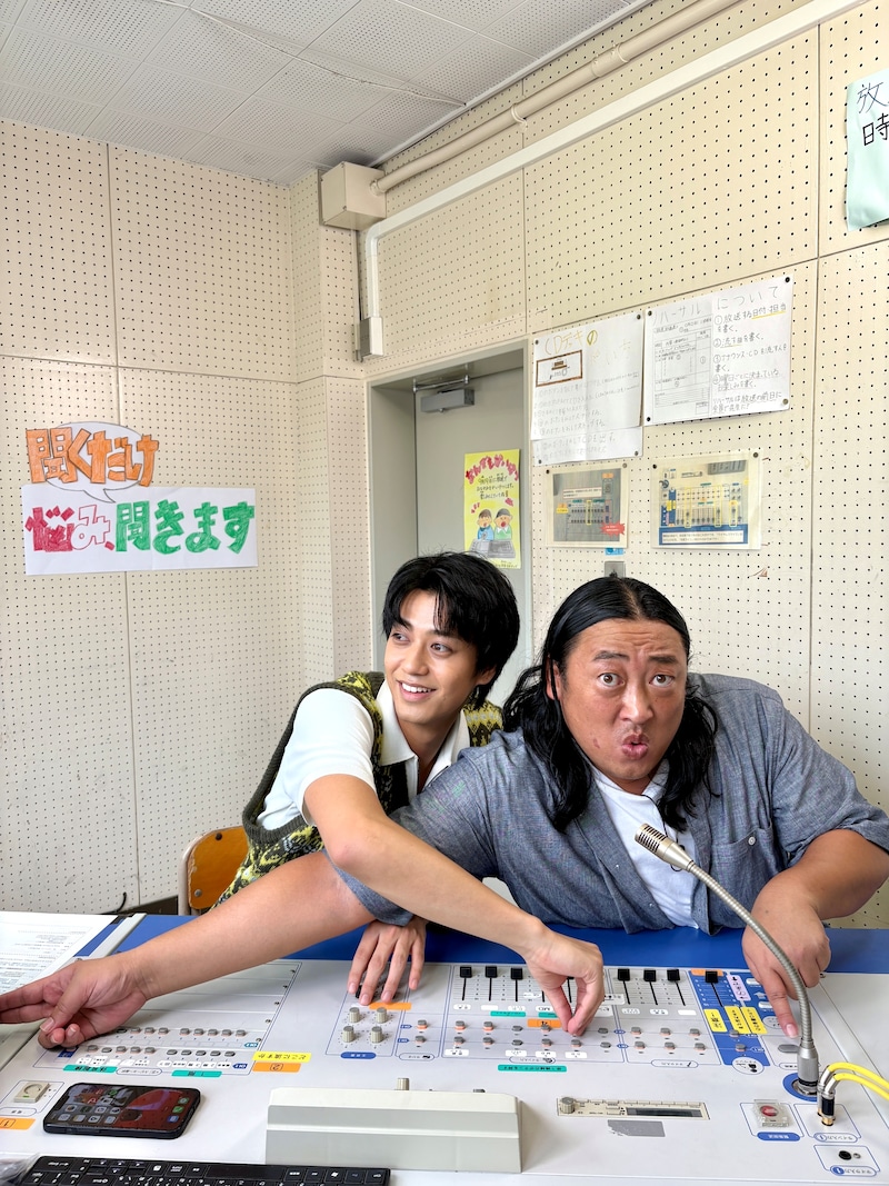 「秋山竜次と髙橋海人の悩み、聞くだけ聞きます」に出演するロバート秋山と髙橋海人(King & Prince)