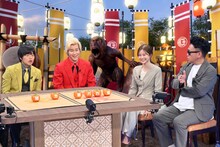 左から、バカリズム、メイプル超合金カズレーザー、白石麻衣、宮川大輔