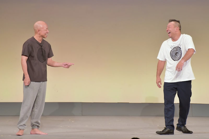 エンディングでトークを繰り広げるバイきんぐ