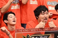 「キングオブコント」決勝進出者発表会見のフォトセッションにて、各カメラに異なる表情を見せるロングコートダディ兎（右）