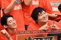 各カメラに異なる表情を見せるロングコートダディ兎（右）