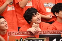 各カメラに異なる表情を見せるロングコートダディ兎（右）