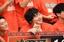 各カメラに異なる表情を見せるロングコートダディ兎（右）