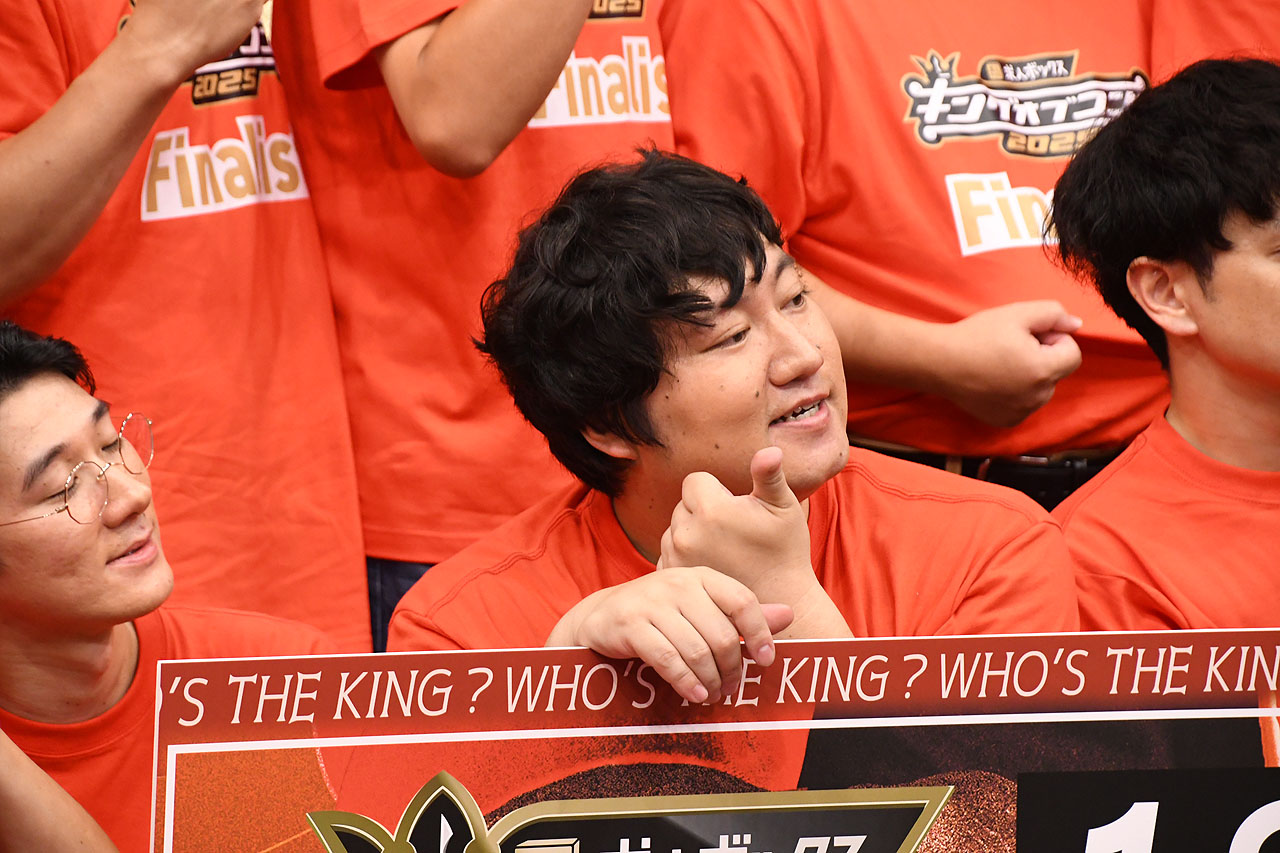 各カメラに異なる表情を見せるロングコートダディ兎（右）