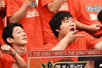 各カメラに異なる表情を見せるロングコートダディ兎（右）