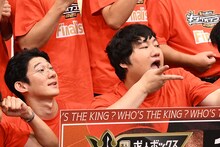 各カメラに異なる表情を見せるロングコートダディ兎（右）