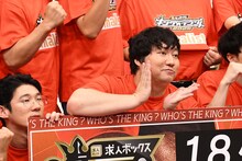 各カメラに異なる表情を見せるロングコートダディ兎（右）