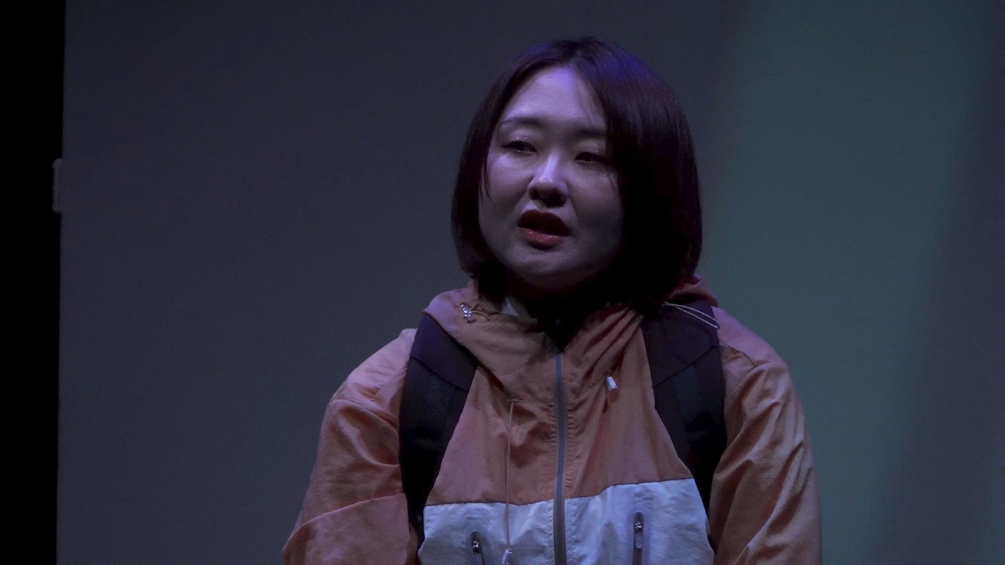「発光する女」