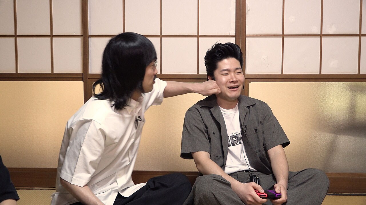 思わず手が出る福本ユウショウ（左）