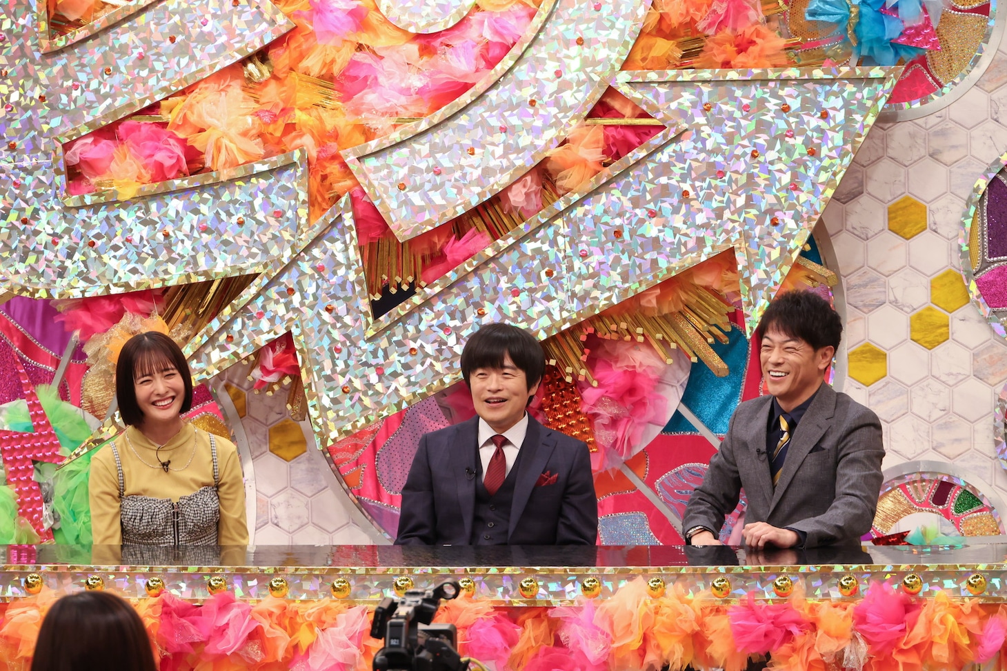 左から大友花恋、バカリズム、陣内智則