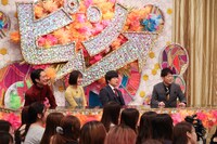 左から友田オレ、大友花恋、バカリズム、陣内智則