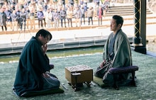 「MISS KING / ミス・キング」第1話に出演するフルーツポンチ村上（左）