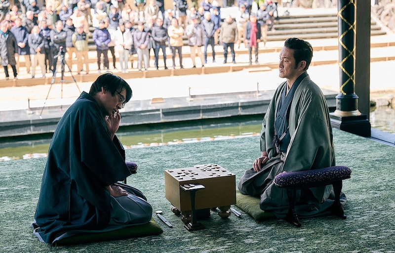 「MISS KING / ミス・キング」第1話に出演するフルーツポンチ村上（左）