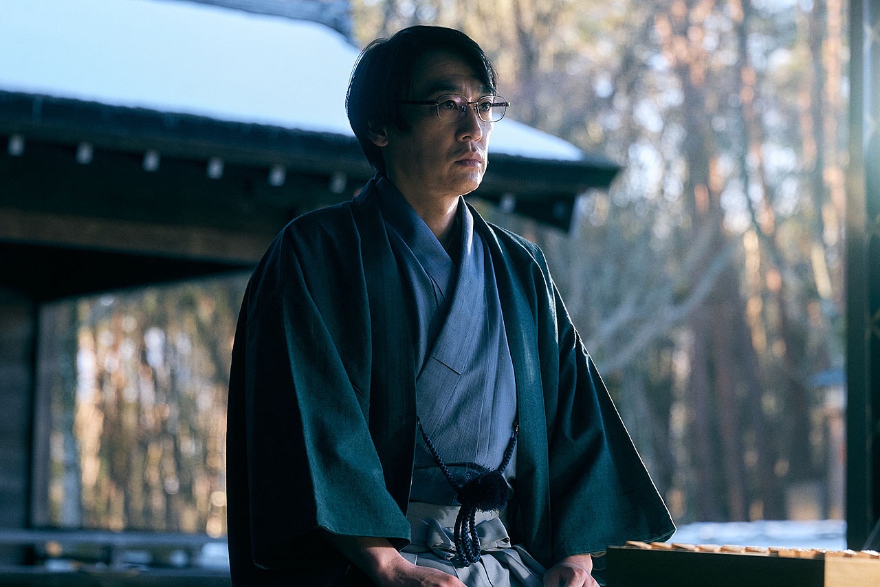 「MISS KING / ミス・キング」に出演するフルーツポンチ村上。中村獅童演じる天才棋士と対局