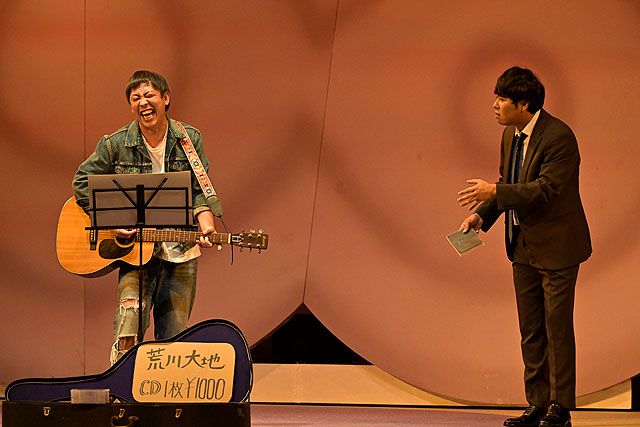 「さらば青春の光 単独LIVE『八百長』」より、コント「伝えたいことがあるんだ」