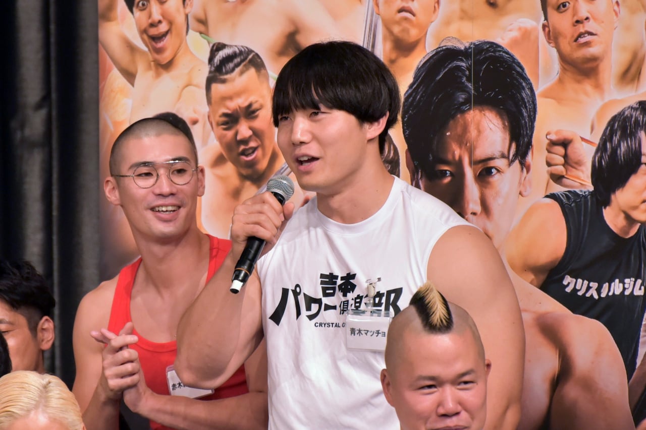 「クリスタルジム神7総選挙」で1位となった、かけおち・青木マッチョ。左は相方のかけおち・赤木細マッチョ