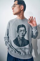 「瀧廉太郎スウェット」を着用する九条ジョー