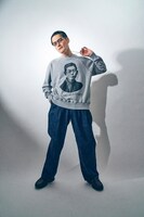 「瀧廉太郎スウェット」を着用する九条ジョー