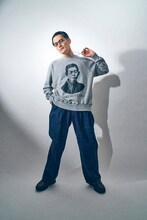 「瀧廉太郎スウェット」を着用する九条ジョー