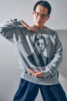 「瀧廉太郎スウェット」を着用する九条ジョー