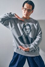 「瀧廉太郎スウェット」を着用する九条ジョー