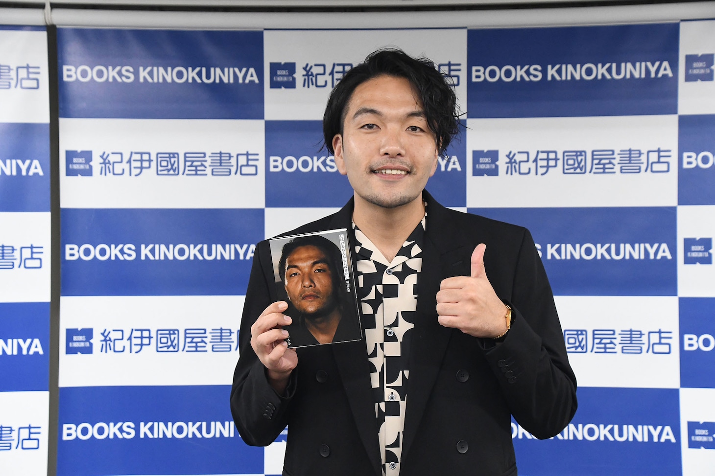 著書「しばけるもんならしばきたい」の発売日を迎えた見取り図・盛山