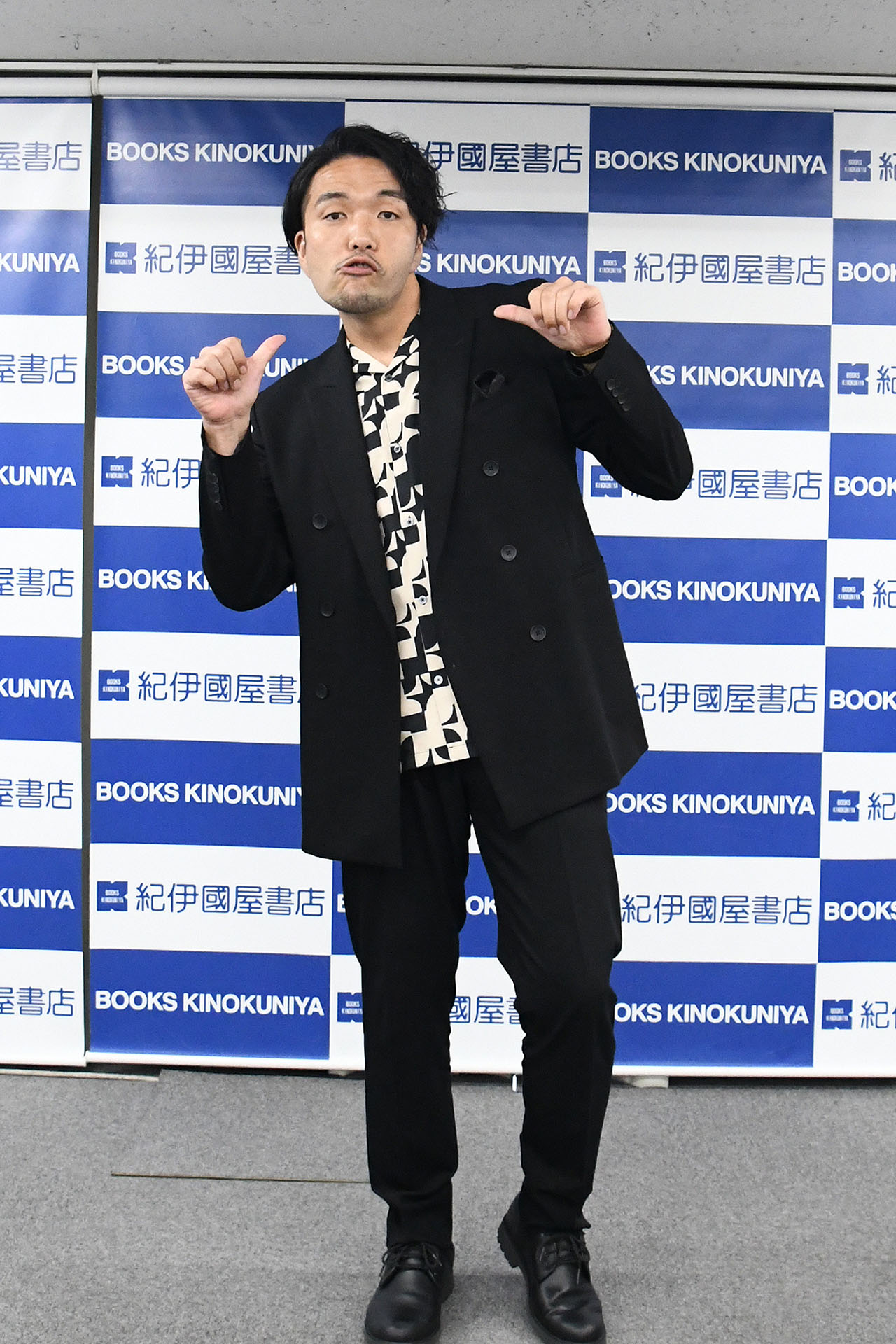 いろんなポーズを取る見取り図・盛山