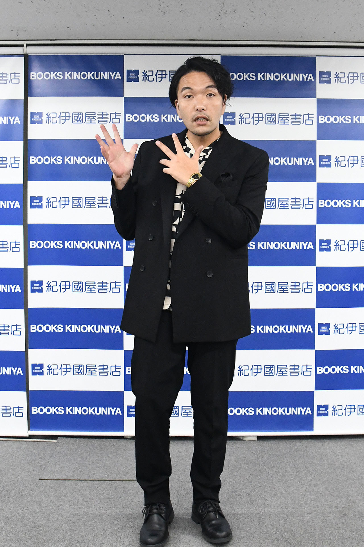 いろんなポーズを取る見取り図・盛山