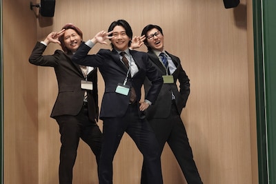 人気画像7位は「Mrs. GREEN APPLEがNHK『LIFE！』でコント初挑戦、サラリーマン役で完全燃焼『クタクタです』」より、コントでダンスを踊るMrs. GREEN APPLE。（写真提供：NHK）