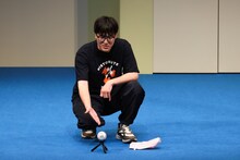 自身のサイン入り野球ボールを持参したハナコ菊田（撮影：岩佐篤樹）