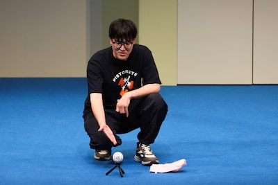 自身のサイン入り野球ボールを持参したハナコ菊田（撮影：岩佐篤樹）