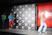 走って登場した（左から）モグライダー芝、永野、ラランド・サーヤ