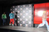 走って登場した（左から）モグライダー芝、永野、ラランド・サーヤ