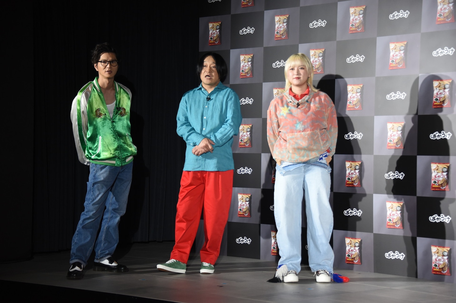 CMを観賞する（左から）モグライダー芝、永野、ラランド・サーヤ