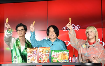 ばかうけで乾杯する（左から）モグライダー芝、永野、ラランド・サーヤ