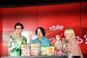 ばかうけを食べる(左から)モグライダー芝、永野、ラランド・サーヤ