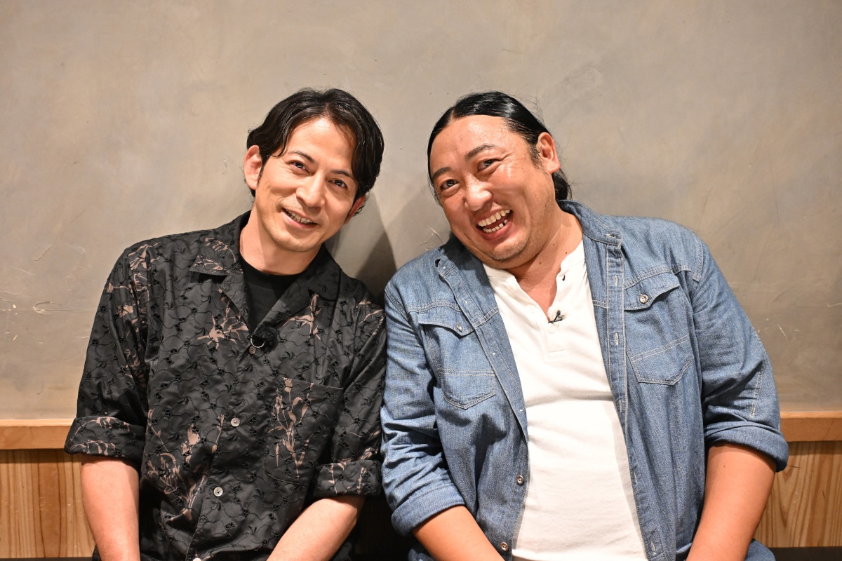 「火バラナイト『今さらシロー！～テストに出ないが役に立つ～』」に出演する（左から）岡田准一、ロバート秋山