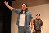ロバート秋山(手前)と岡田准一