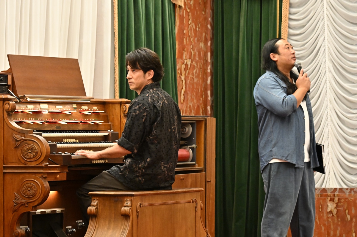 岡田准一とロバート秋山（右）