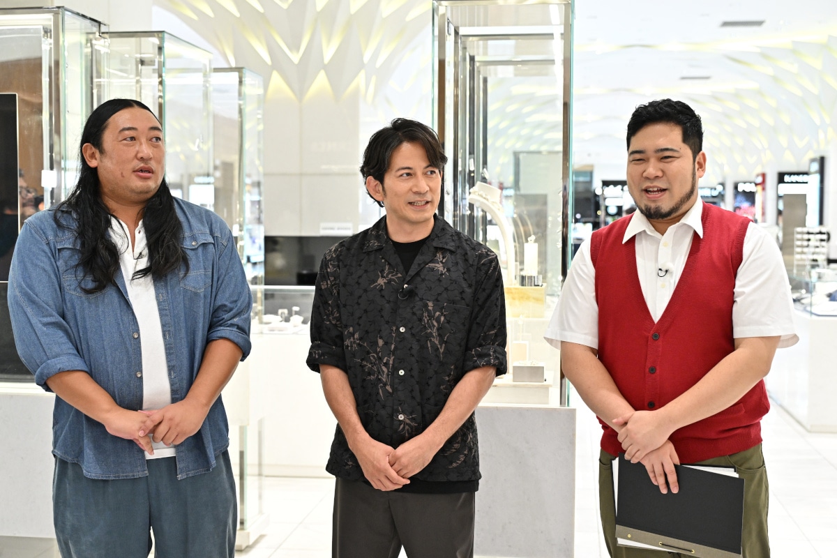 ロバート秋山が岡田准一と日本橋三越本店で百貨店を学ぶ　令和ロマンケムリが進行役