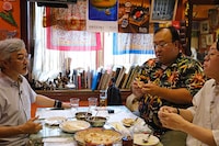 パキスタン料理店で収録を行うママタルトと萬宮健策教授