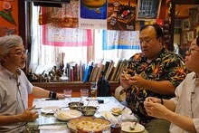 パキスタン料理店で収録を行うママタルトと萬宮健策教授
