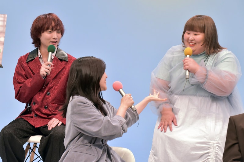 左から、すがちゃん最高No.1、鈴木愛理、かなで