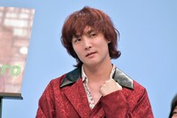 配信視聴者へのアピールなのか、襟元をそっとはだける、すがちゃん最高No.1