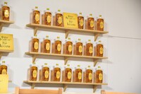 壁に並べられた角ハイボール