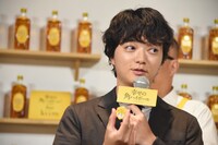 自身のネームタグを書いた染谷将太