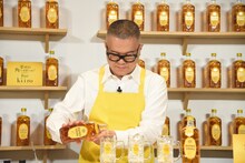 ハイボールを作るシソンヌ長谷川