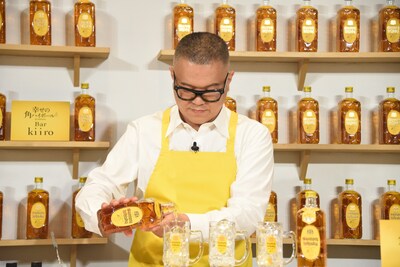 ハイボールを作るシソンヌ長谷川