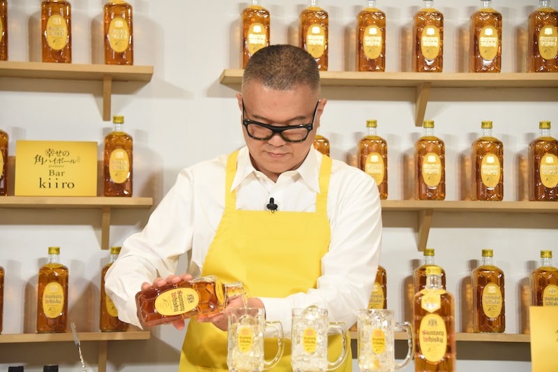 ハイボールを作るシソンヌ長谷川