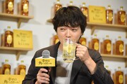 角ハイボールを飲む染谷将太